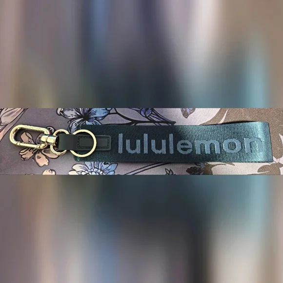 lululemon Green Keychain - Picture 1 of 2